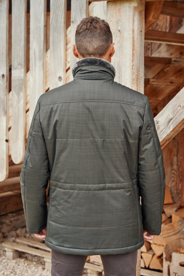 Homme de dos portant la parka IVAR kaki. Possibilité de serrage à la taille.