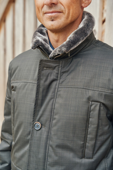 Zoom sur les détails du col montant de la parka IVAR kaki.