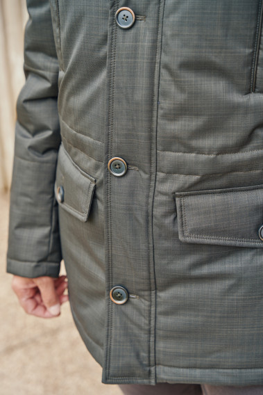 Zoom sur le bas de la parka IVAR kaki.