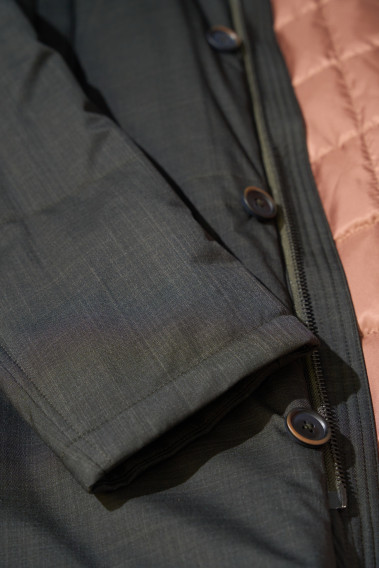 Zoom sur la manche de la parka IVAR kaki.