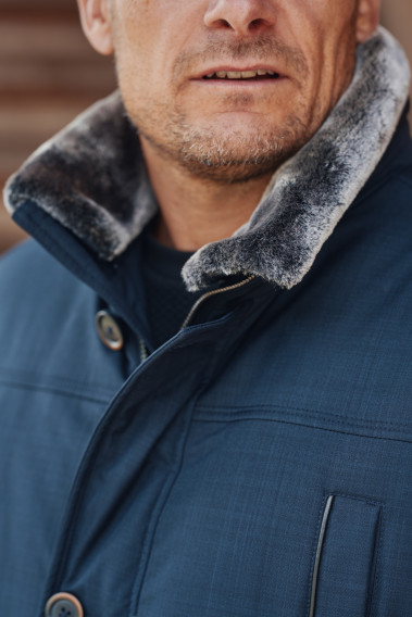 Zoom sur le col de la parka IVAR bleu.