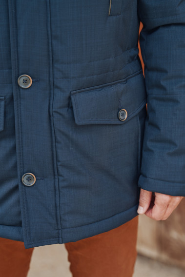 Zoom sur le bas de la parka IVAR bleu.