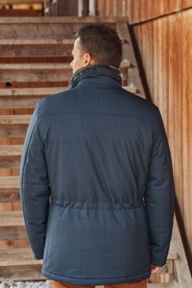 Homme portant la parka IVAR bleu. Possibilité de serrage à la taille.