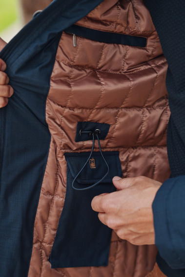 Zoom sur l'intérieur de la parka IVAR bleu. Elle comporte 2 poches intérieures.