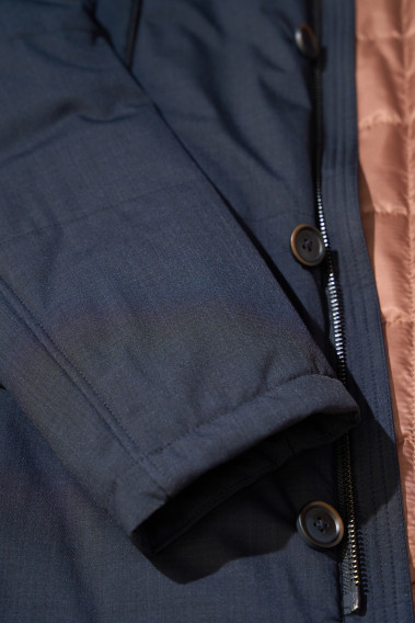 Zoom sur la manche de la parka IVAR bleu.