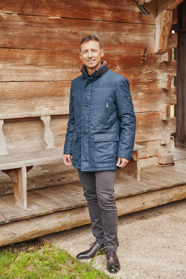 Homme portant la parka KAZAK bleu. Elle comporte 4 poches.