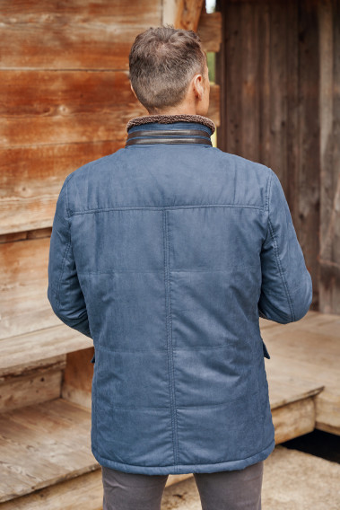 Homme de dos portant la parka KAZAK bleu.