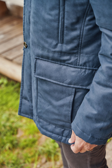 Zoom sur le bas de la parka KAZAK bleu.