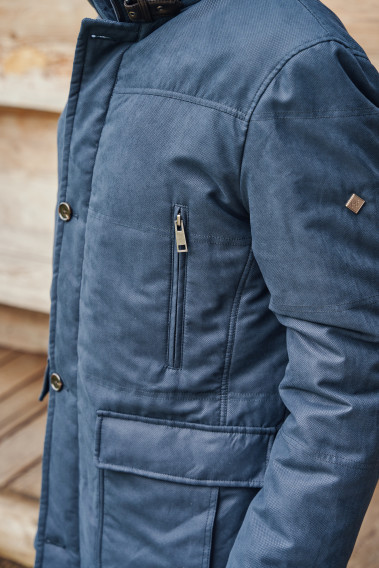 Zoom sur la poche poitrine verticale de la parka KAZAK bleu.