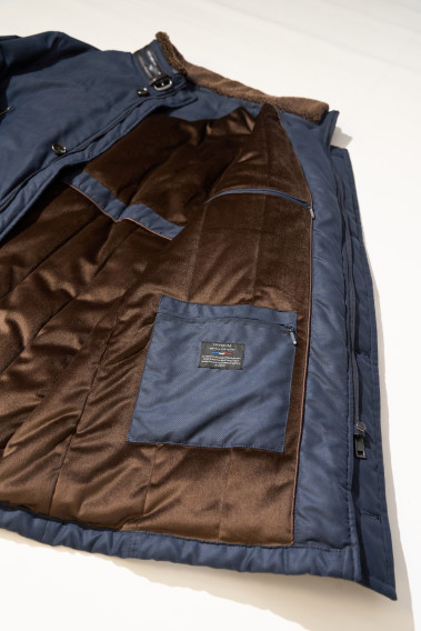 Zoom sur l'intérieur de la parka KAZAK bleu. 4 poches intérieures.