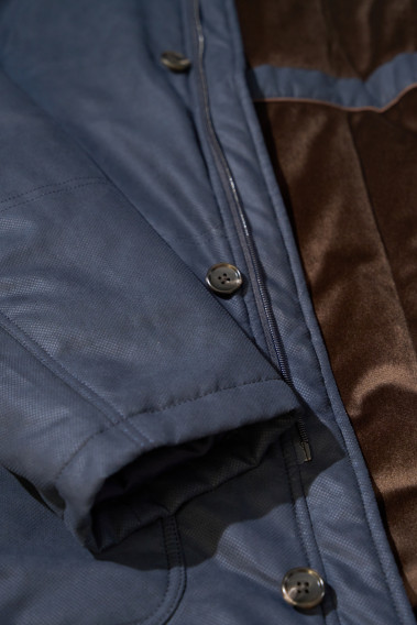 Zoom sur la manche de la parka KAZAK bleu.