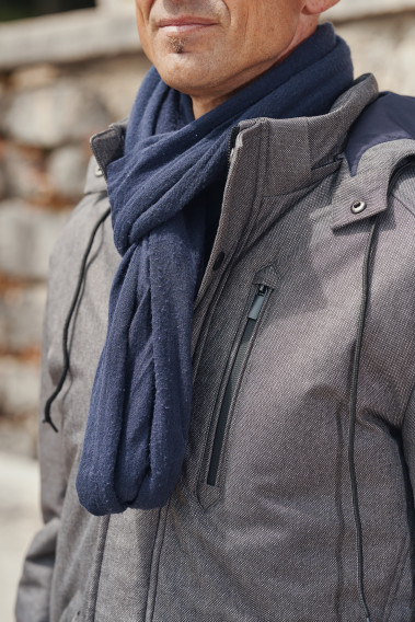 Zoom sur le col montant de la parka KERAMA grise.