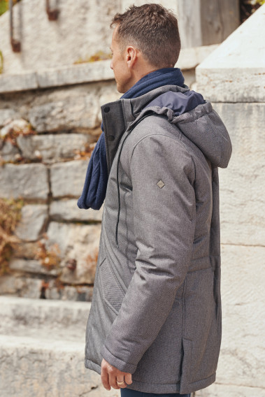 Homme de profil portant la parka KERAMA grise.