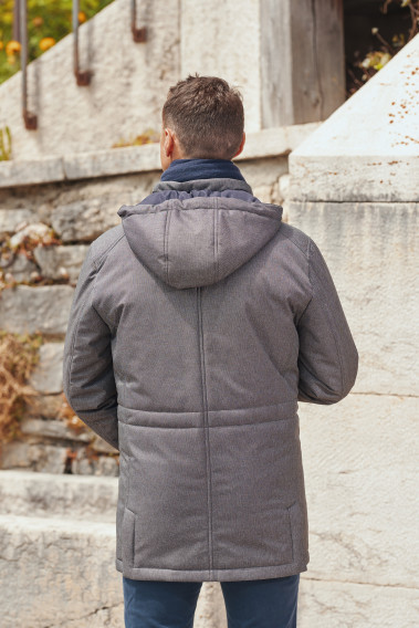 Homme de dos portant la parka KERAMA grise.