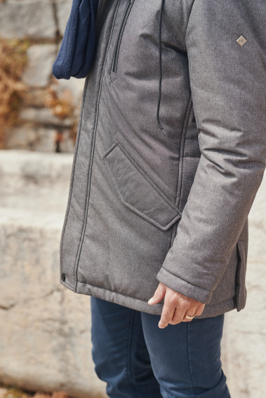 Zoom sur le bas de la parka KERAMA grise.