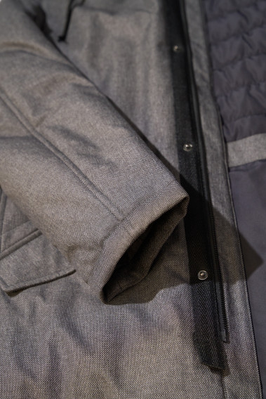 Zoom sur la manche de la parka KERAMA grise.