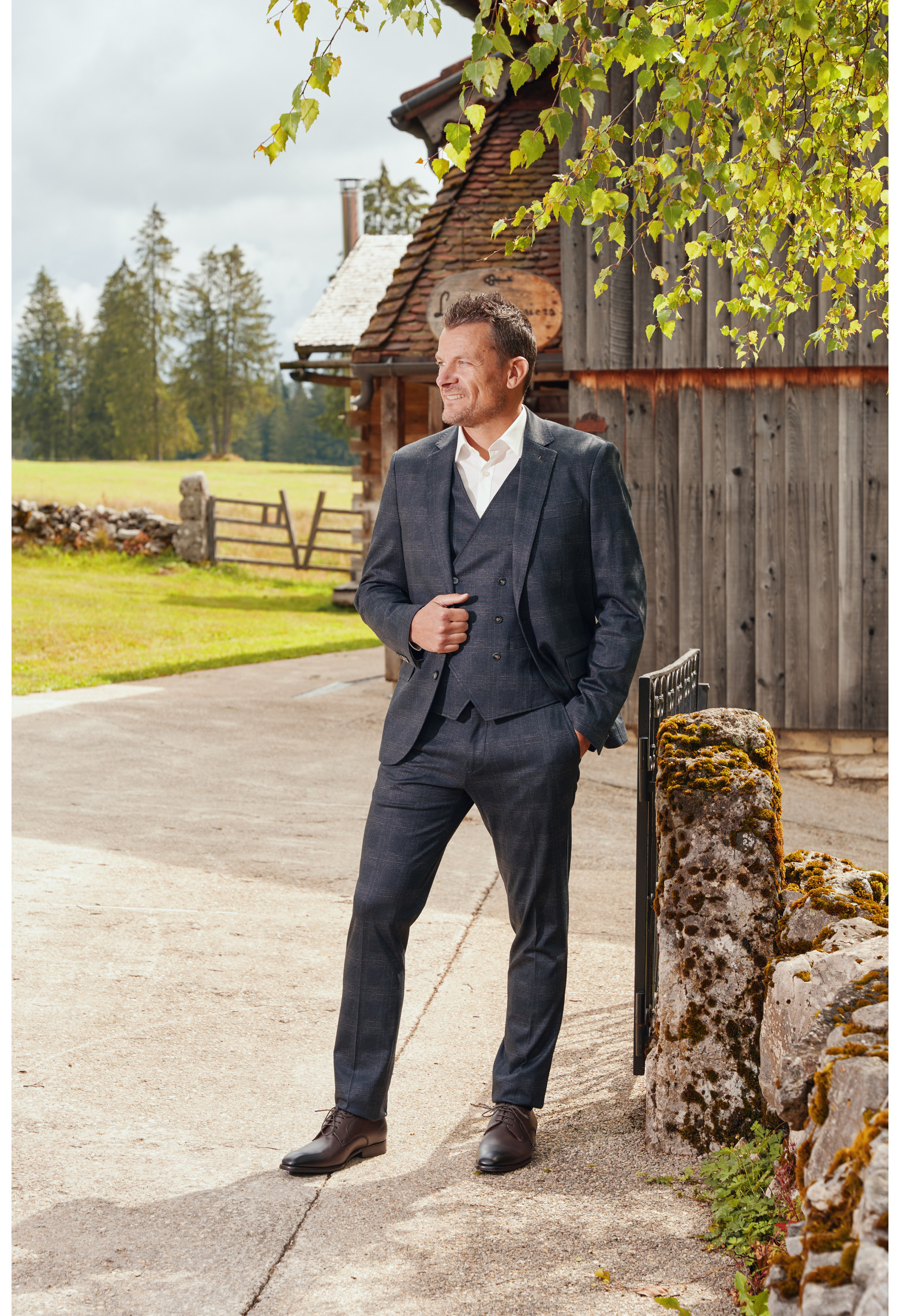 Homme portant le pantalon LINCOLN carreaux gris. Il comporte 3 poches avant et 2 poches arrière.