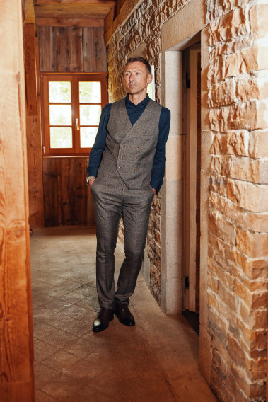 Homme portant le pantalon LINCOLN carreaux marron. Il comporte 3 poches avant et 2 poches arrière.