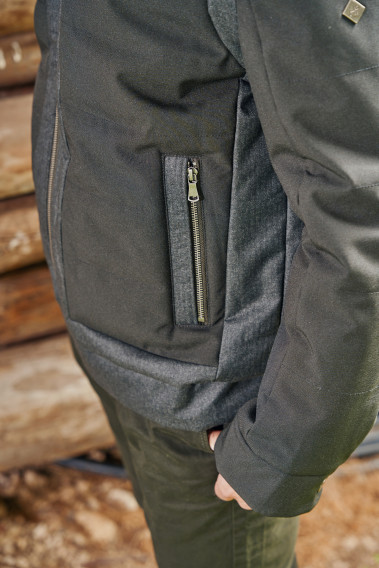 Zoom sur la poche de la doudoune LOUKA kaki.