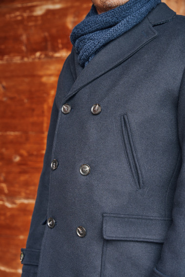 Zoom sur le manteau caban LUCERNE marine. Il comporte 6 boutons.