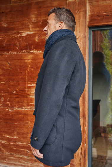 Homme de profil portant le manteau caban LUCERNE marine.