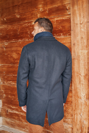 Homme de dos portant le manteau caban LUCERNE marine.