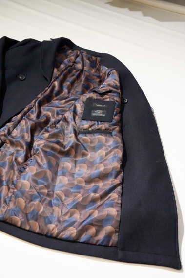Zoom sur l'intérieur du manteau caban LUCERNE marine. Il comporte 3 poches intérieures dont une pour le téléphone.
