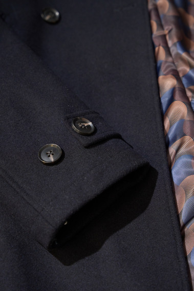 Zoom sur les détails de la manche du manteau caban LUCERNE marine.