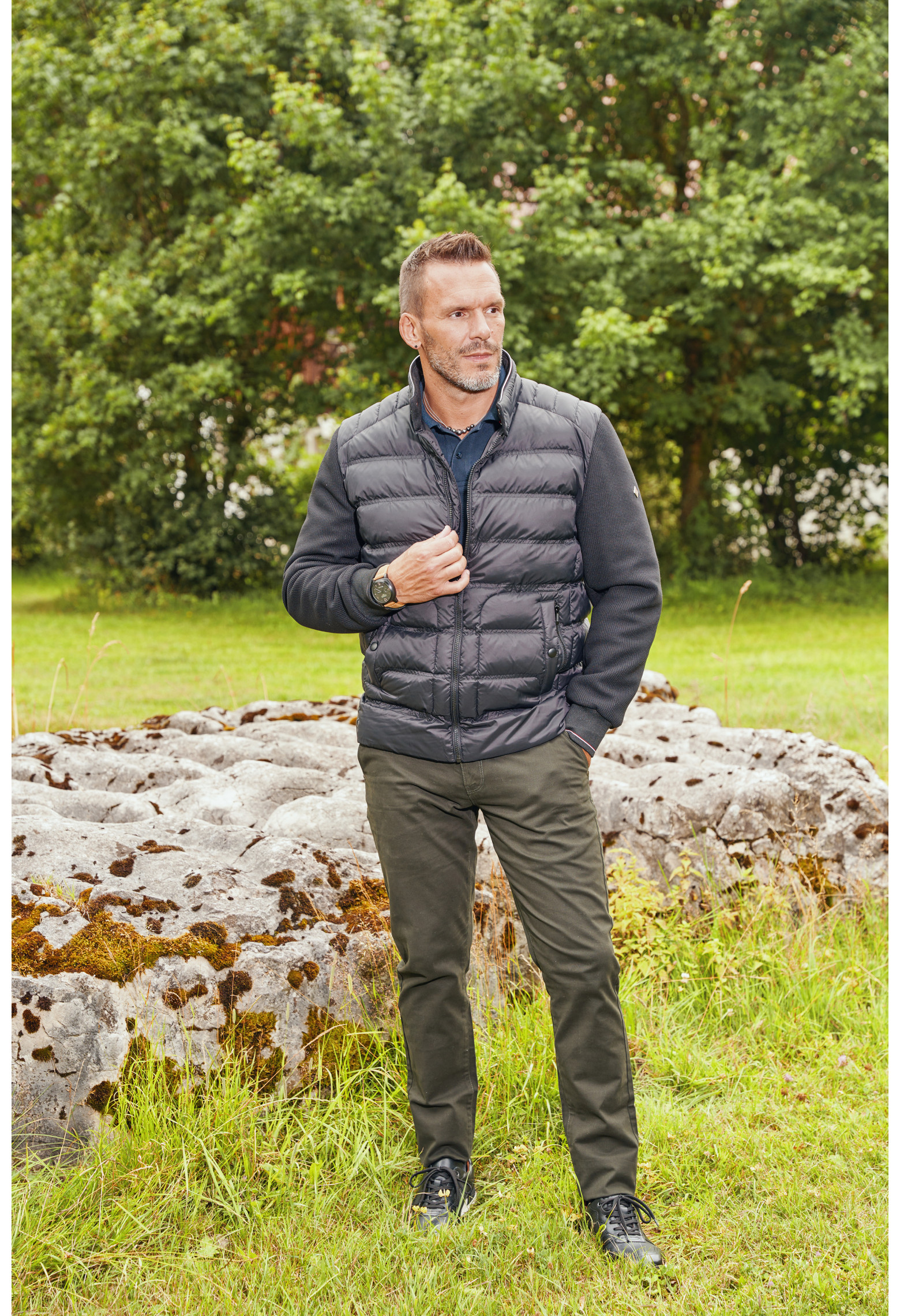 Homme portant la doudoune MIDDLAND noire. Elle comporte 2 poches verticales.