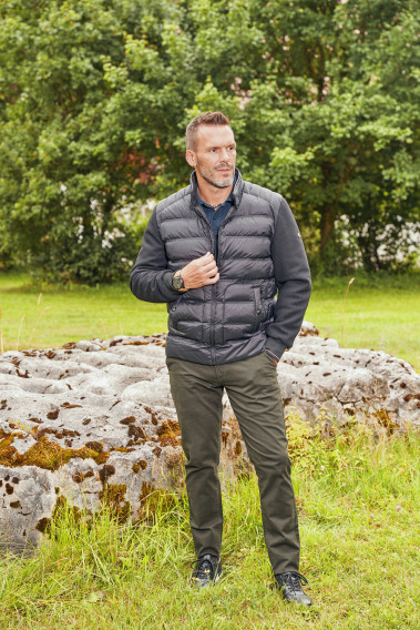 Homme portant la doudoune MIDDLAND noire. Elle comporte 2 poches verticales.