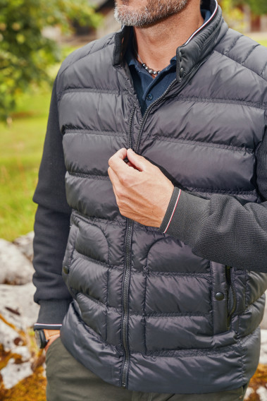 Zoom les détails de la doudoune MIDDLAND noire.