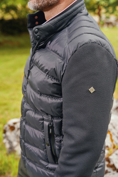 Zoom sur la manche de la doudoune MIDDLAND noire.