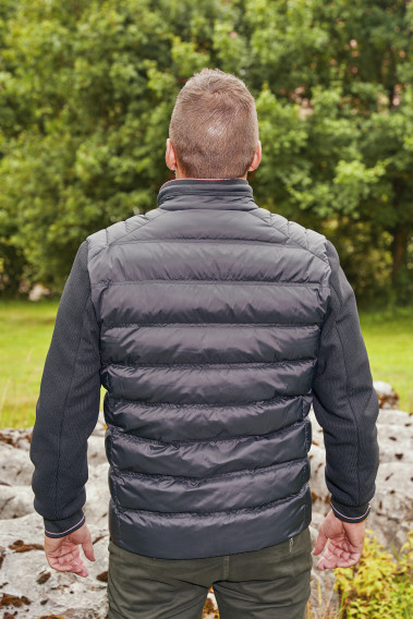 Homme de dos portant la doudoune MIDDLAND noire.