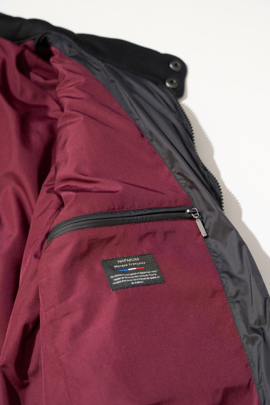 Zoom sur l'intérieur de la doudoune MIDDLAND noire. Elle comporte 2 poches intérieures.