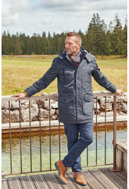 Homme portant la parka OTTOMAN marine. Elle comporte 4 poches.