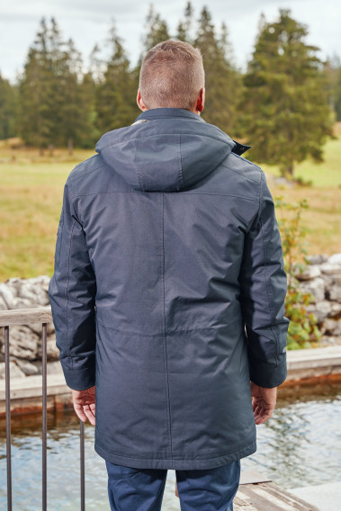 Homme de dos portant la parka OTTOMAN marine.