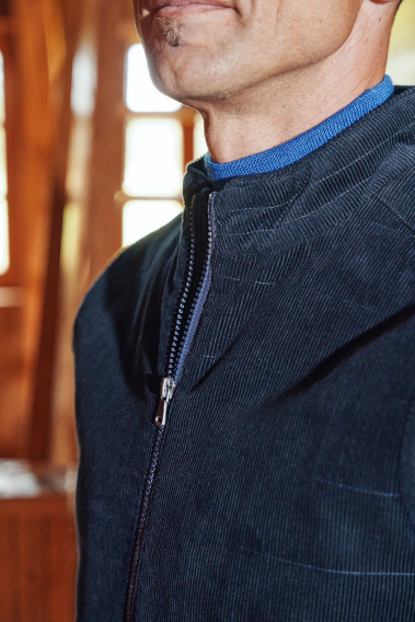 Zoom sur le col montant de la doudoune sans manches PILAT marine.