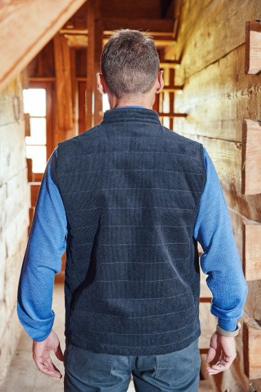 Homme de dos portant la doudoune sans manches PILAT marine.