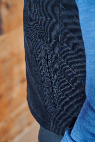 Zoom sur le bas de la doudoune sans manches PILAT marine.