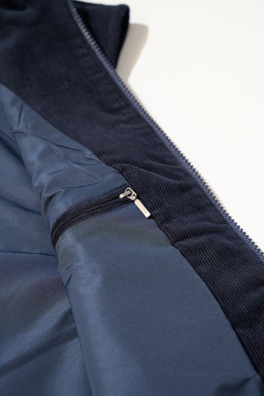 Zoom sur l'intérieur de la doudoune sans manches PILAT marine. Elle comporte 2 poches intérieures.