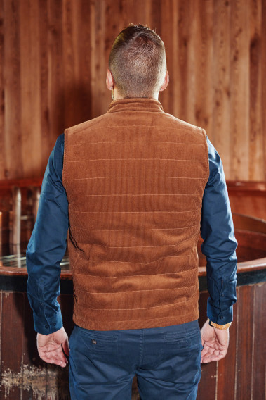 Homme de dos portant la doudoune sans manches PILAT camel.