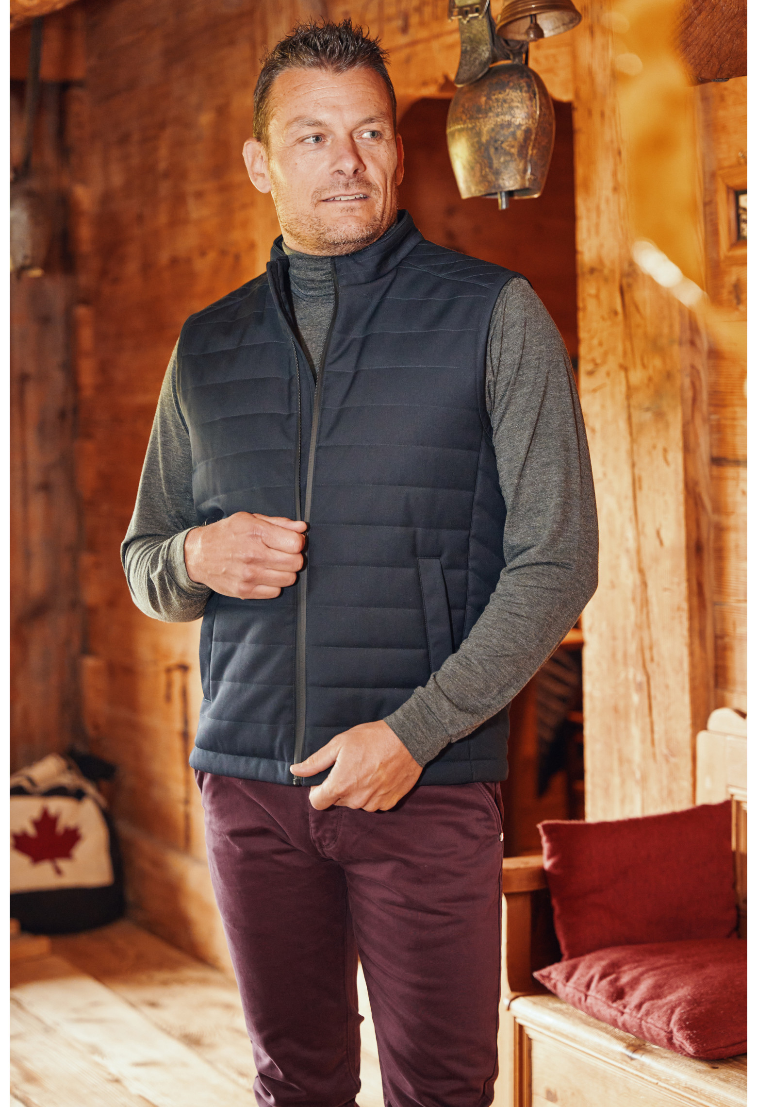 Homme portant la doudoune sans manches PILAT marine. Elle contient 2 poches repose main.