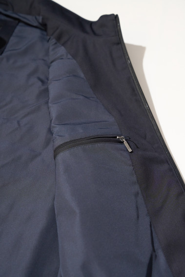 Zoom sur l'intérieur de la doudoune sans manches PILAT marine. Elle comporte 2 poches intérieures.