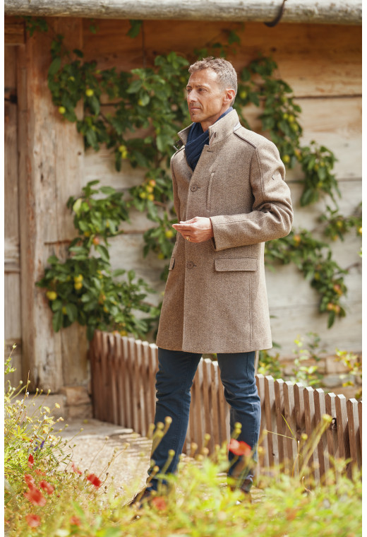 Homme portant le manteau RAPHY chevron beige. Il est long et comporte 4 poches.