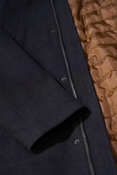 Zoom surla manche du duffle coat SKY marine.