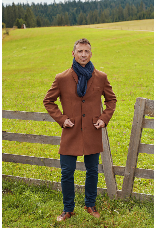 Homme portant le manteau SUAVE camel. Il est long et comporte 3 poches intérieures dont une pour le téléphone.