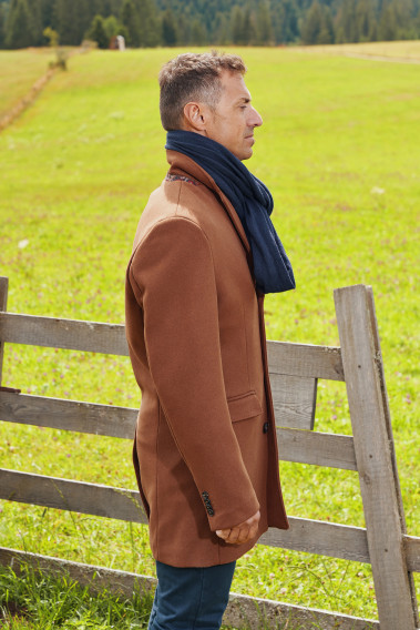 Homme de profil portant le manteau SUAVE camel.