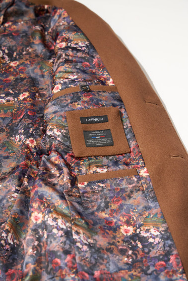 Zoom sur l'intérieur du manteau SUAVE camel. Il comporte 3 poches intérieures dont une pour le téléphone.