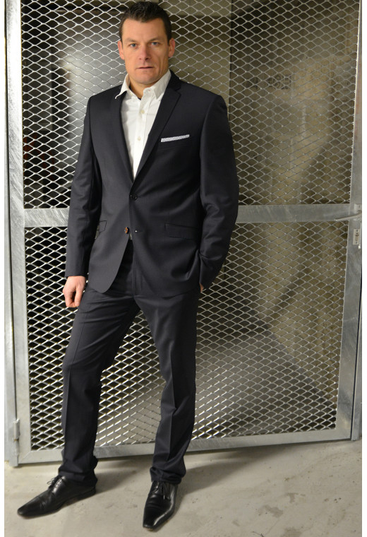 Homme portant le pantalon SULTANP noir. Il comporte 2 poches avant et 2 poches arrière.