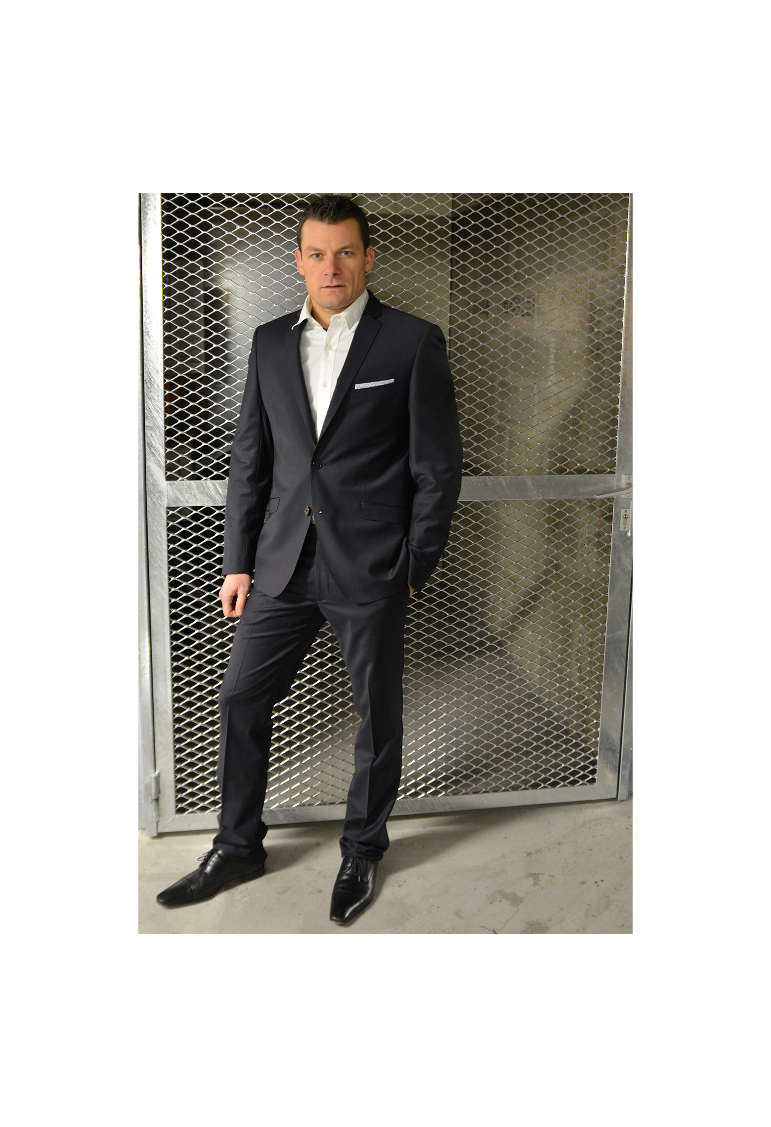 Homme portant le pantalon SULTANP noir. Il comporte 2 poches avant et 2 poches arrière.